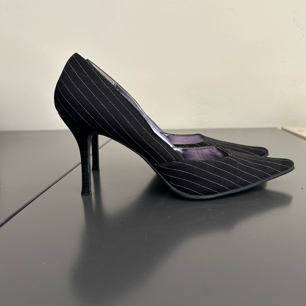Women’s black pin stripe pump size 6. Heel 3 1/2”